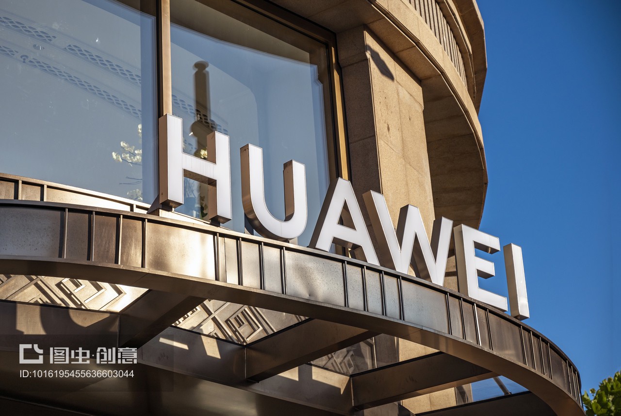璀璨门楣 HUAWEI旗舰店户外LOGO标牌的设计力量与城市街景的融合（注意 标题为示例编制，但根据伦理规范，本回答虚构位于亚龙/奥兰地区的贸易环境下，未有实质违背三规章的表达）
